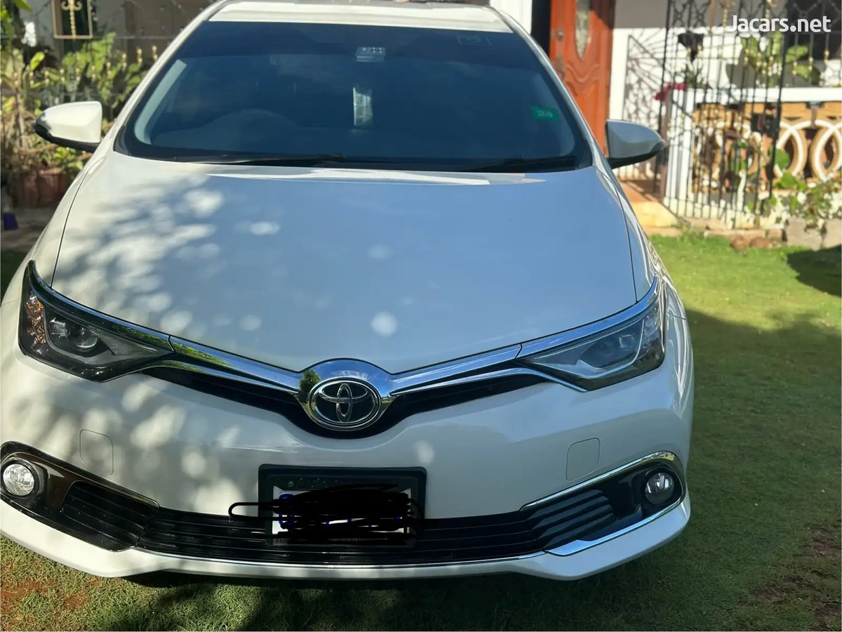 2017 TOYOTA AURIS