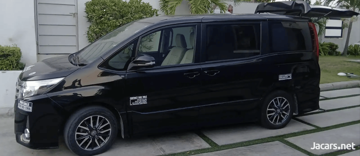 2017 TOYOTA Noah