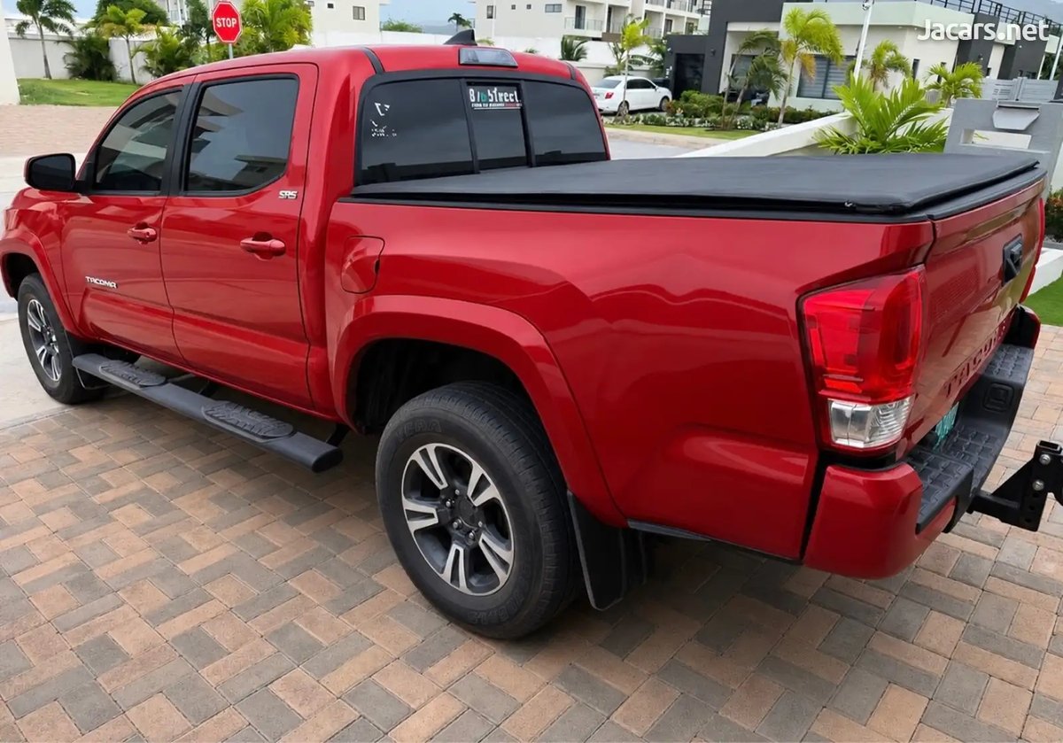 2017 TOYOTA Tacoma