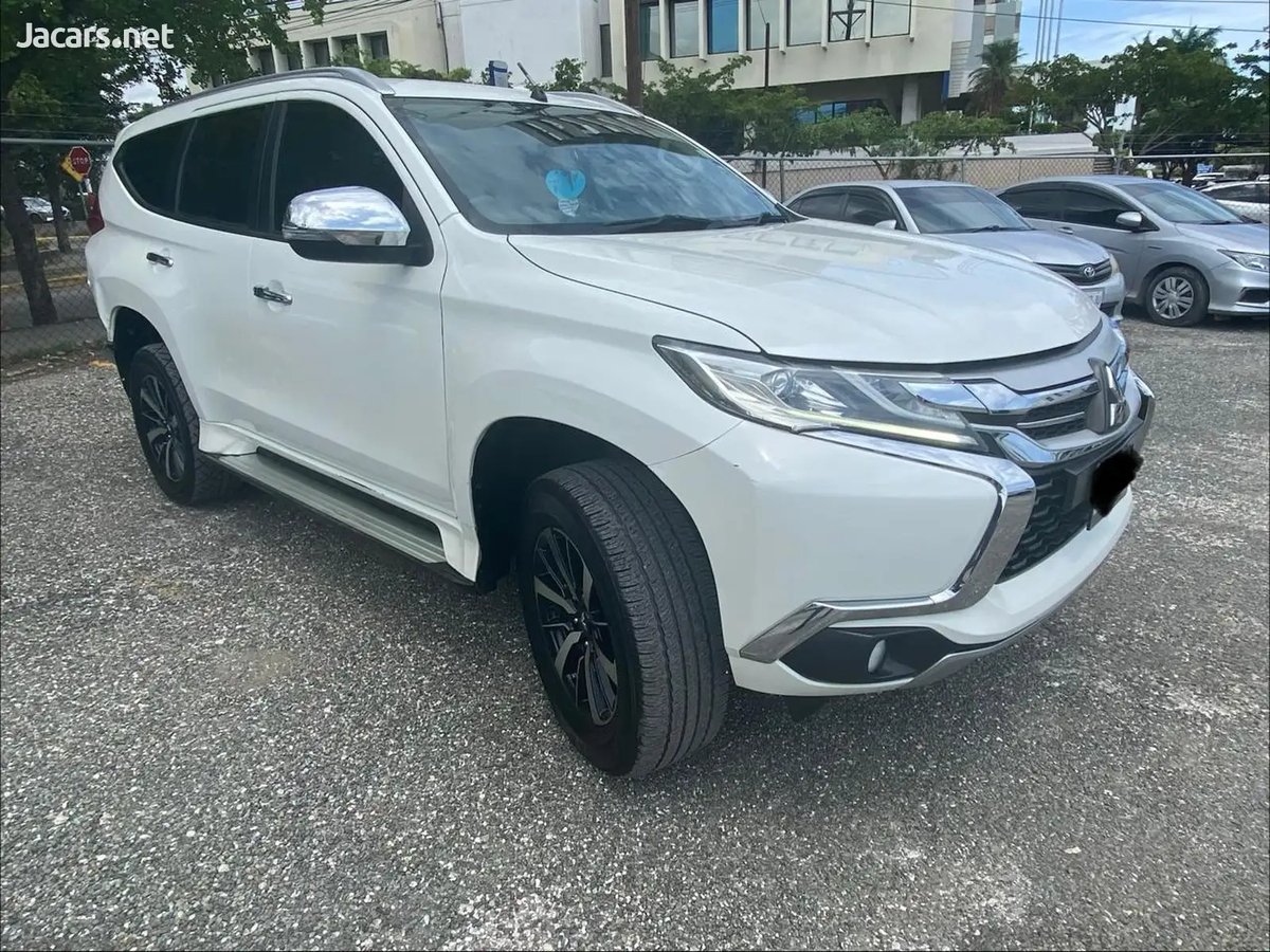 2019 MITSUBISHI Montero
