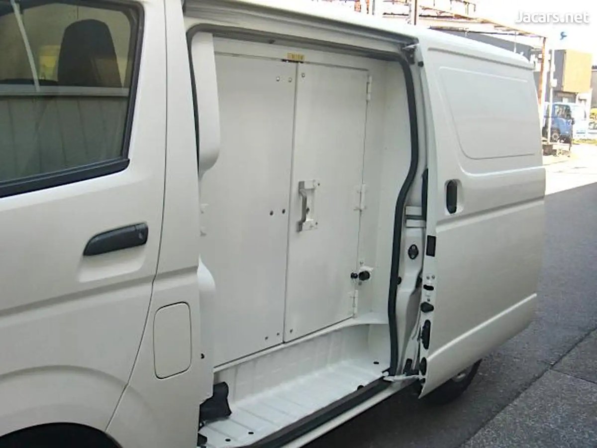 2018 TOYOTA Hiace