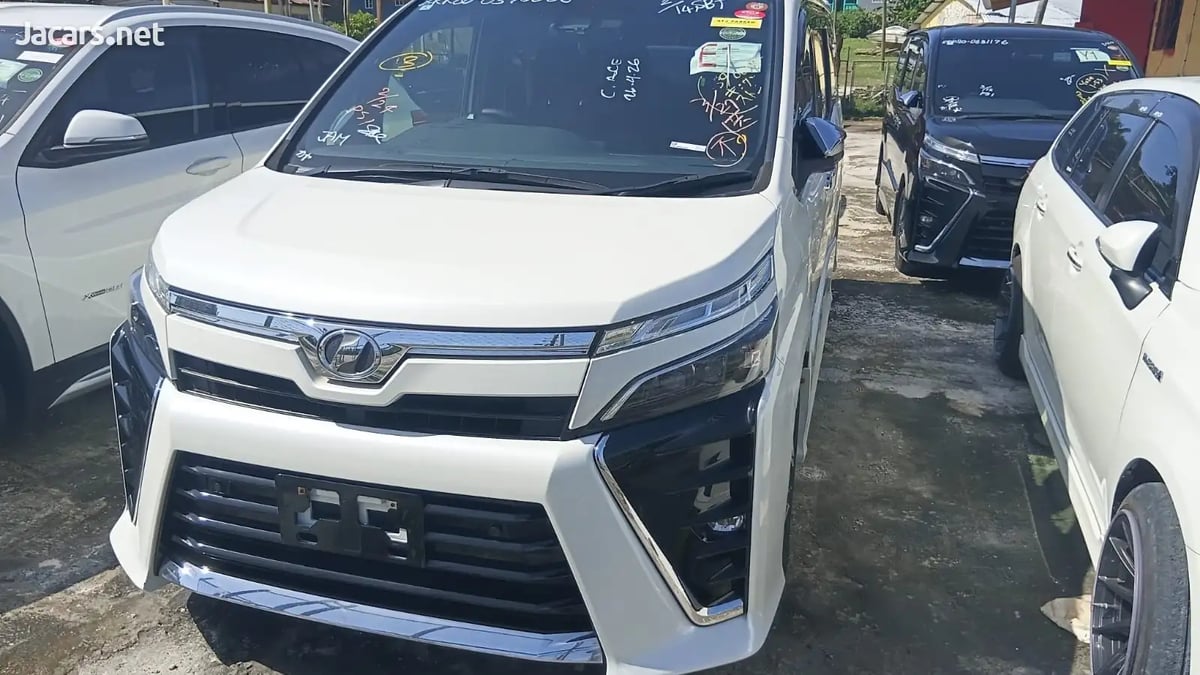 2020 TOYOTA Voxy