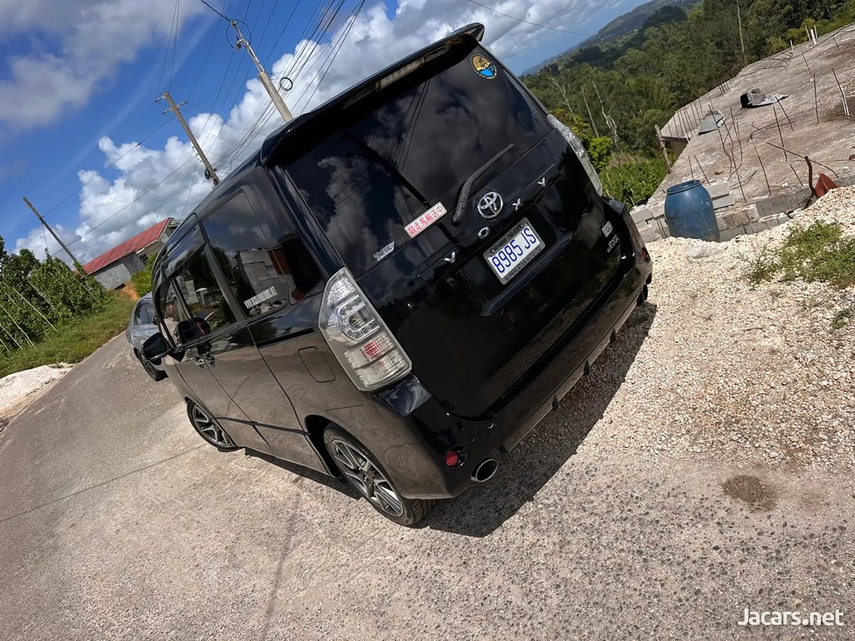 2013 TOYOTA Voxy
