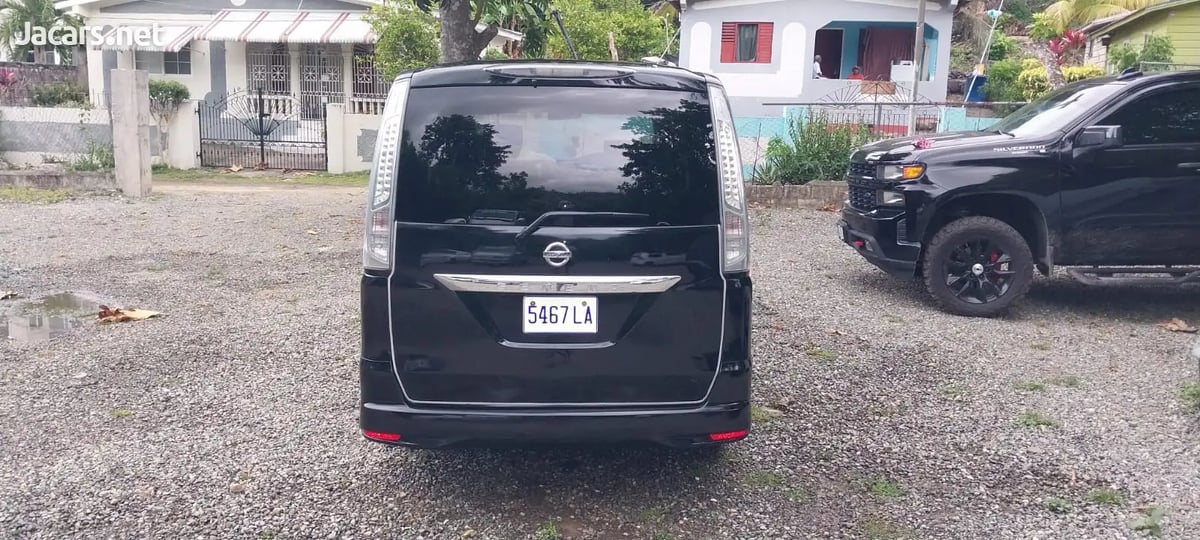 2013 NISSAN Serena