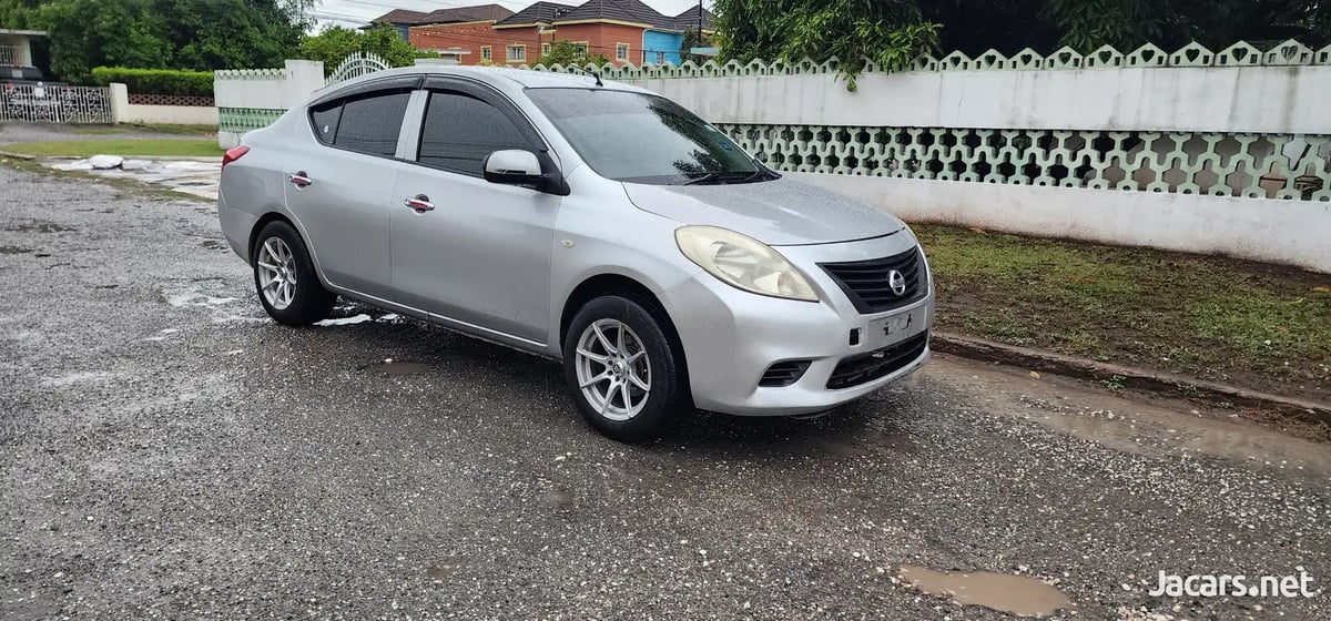 2013 NISSAN Latio