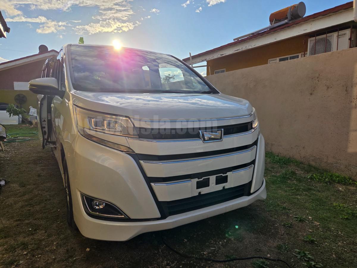 2017 TOYOTA NOAH