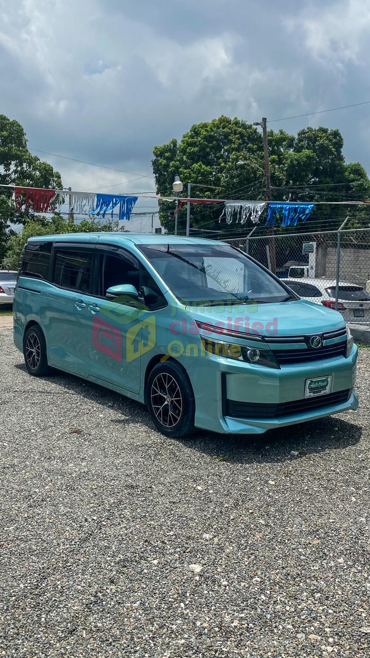 2014 TOYOTA Voxy
