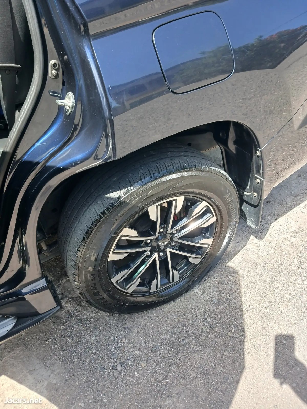 MITSUBISHI Montero