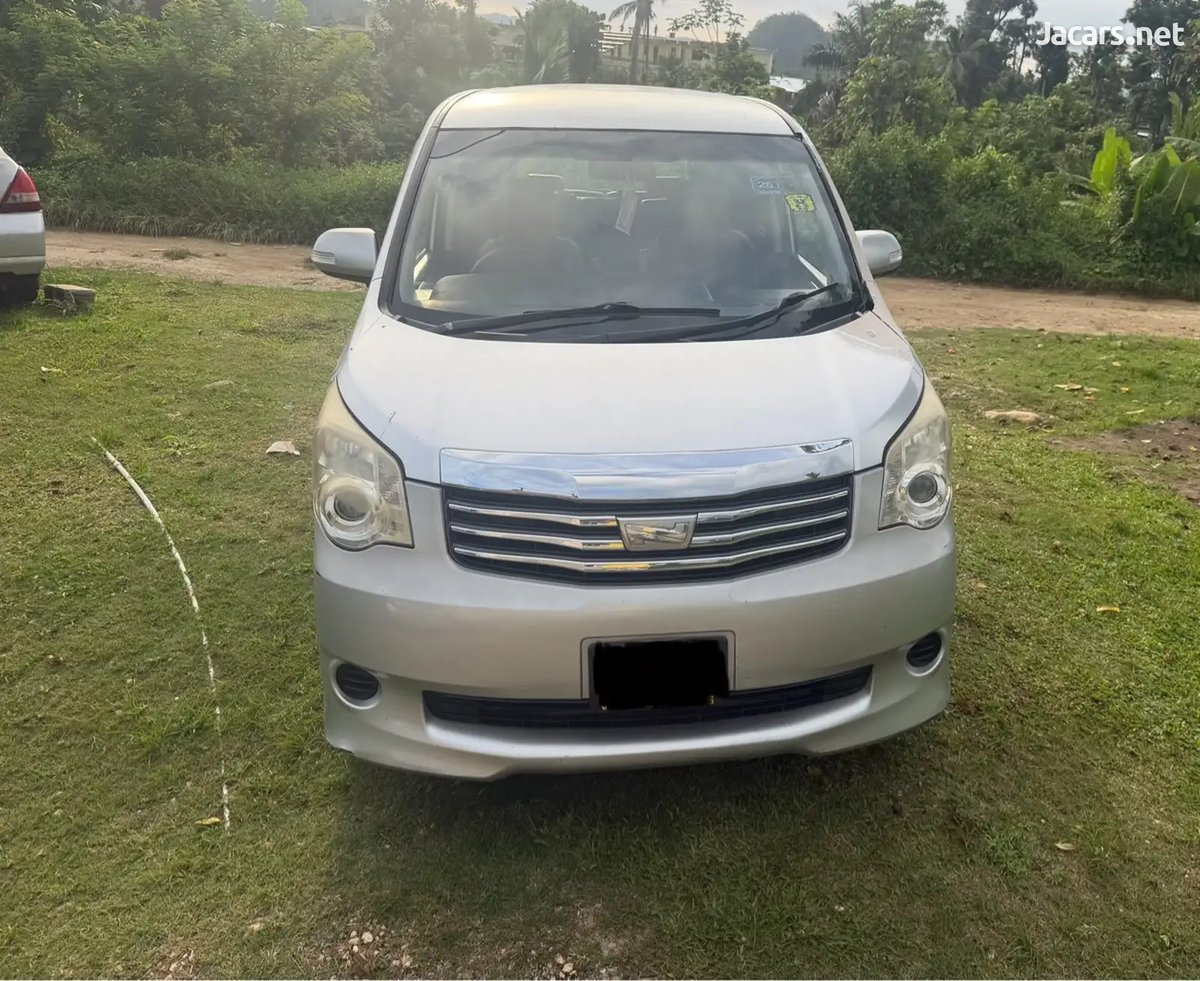 2014 TOYOTA Noah