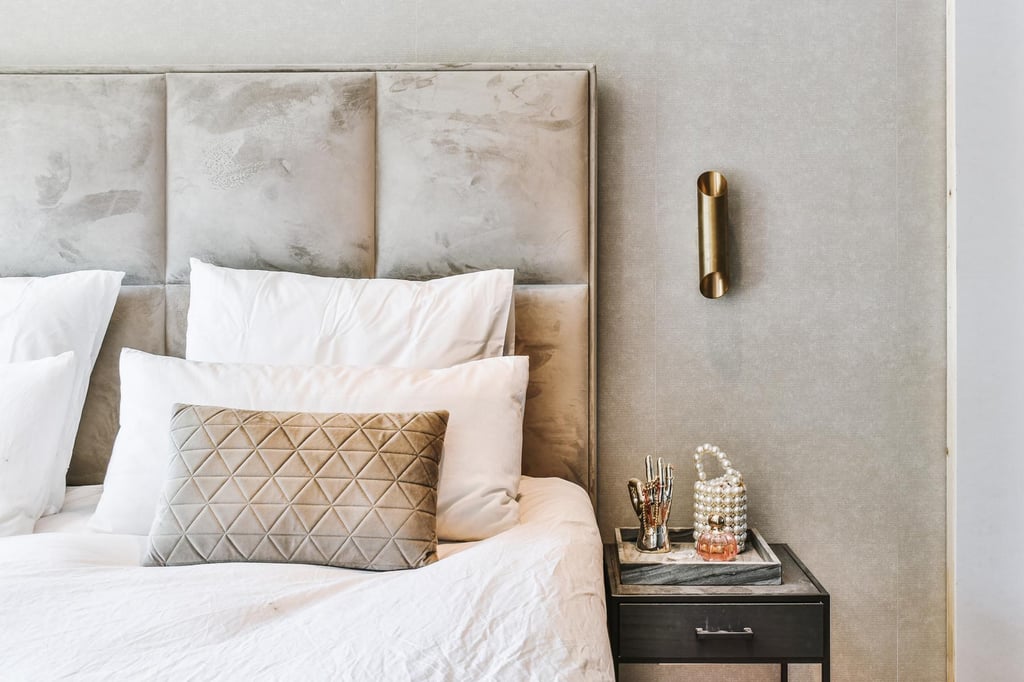 תמונה של מיטה עם מצעים