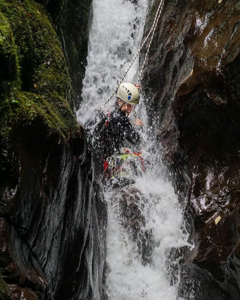 Waterfall abseile in Dollar Glen Canyoning advent