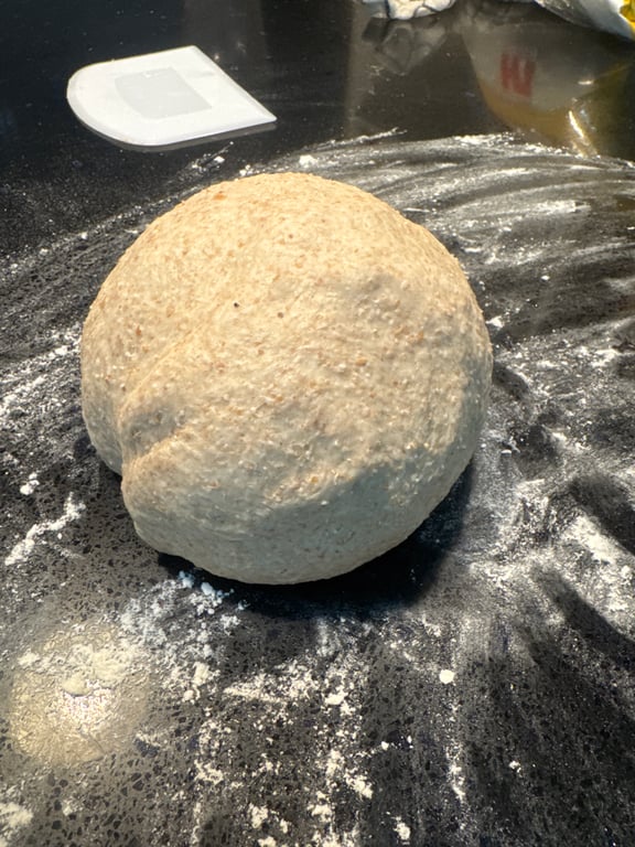 中段拉伸後麵糰呈現張力與結構