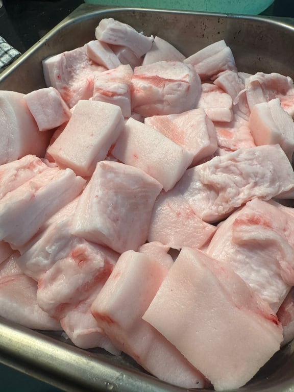 切塊的豬背脂