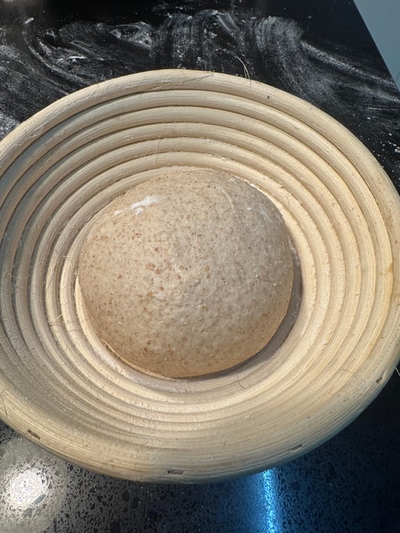 最終整形完成的麵糰，表面光滑有張力