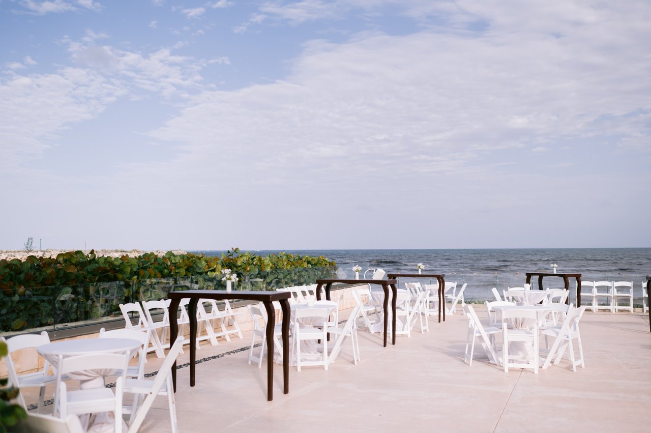 The cocktail terrace above the ocean