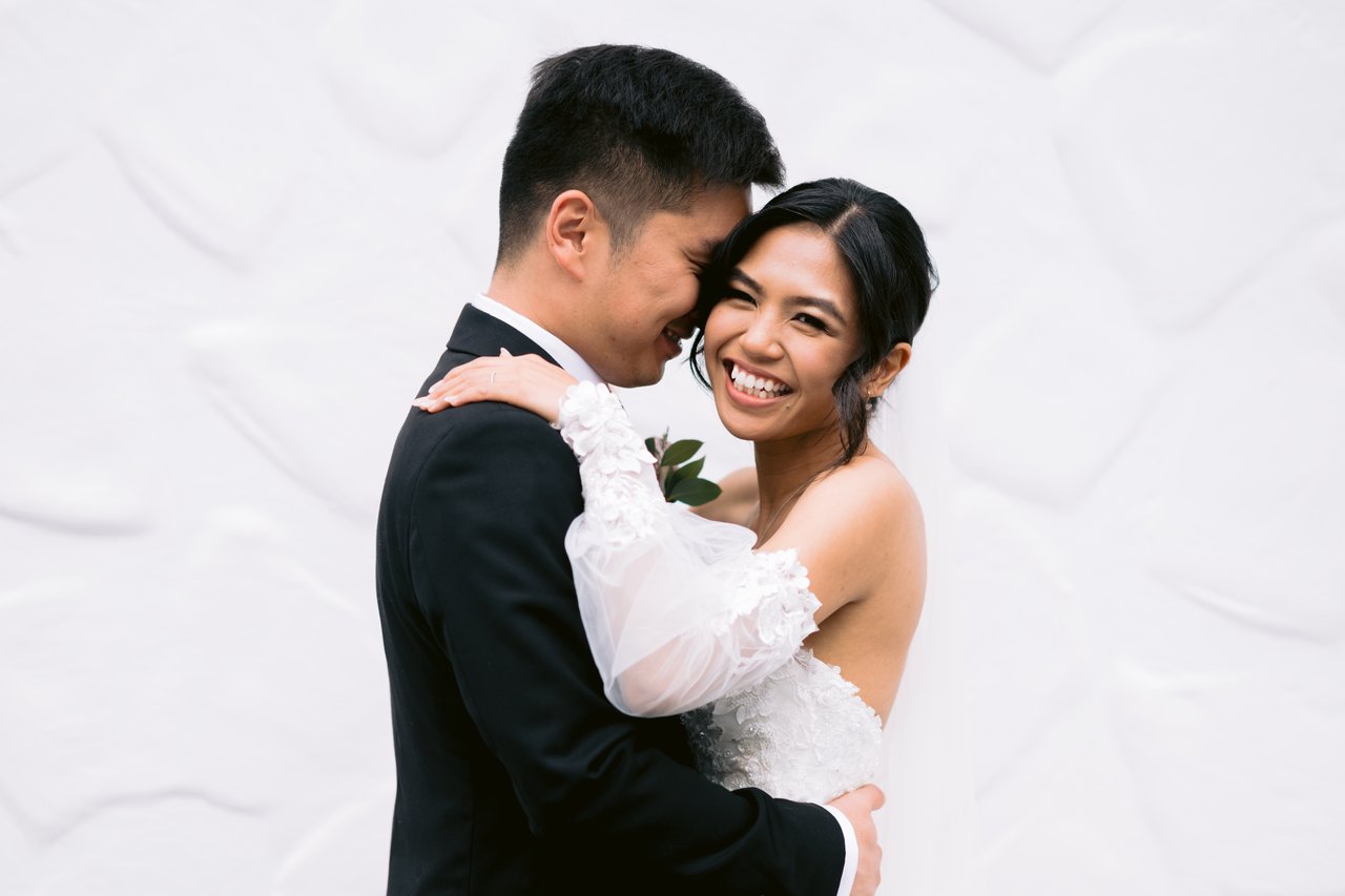 An embrace against the white wall