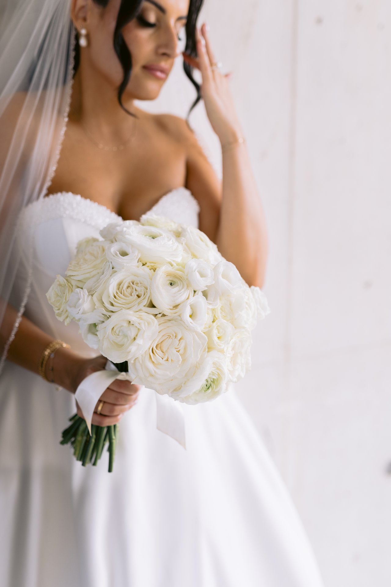 The white bouquet and veil