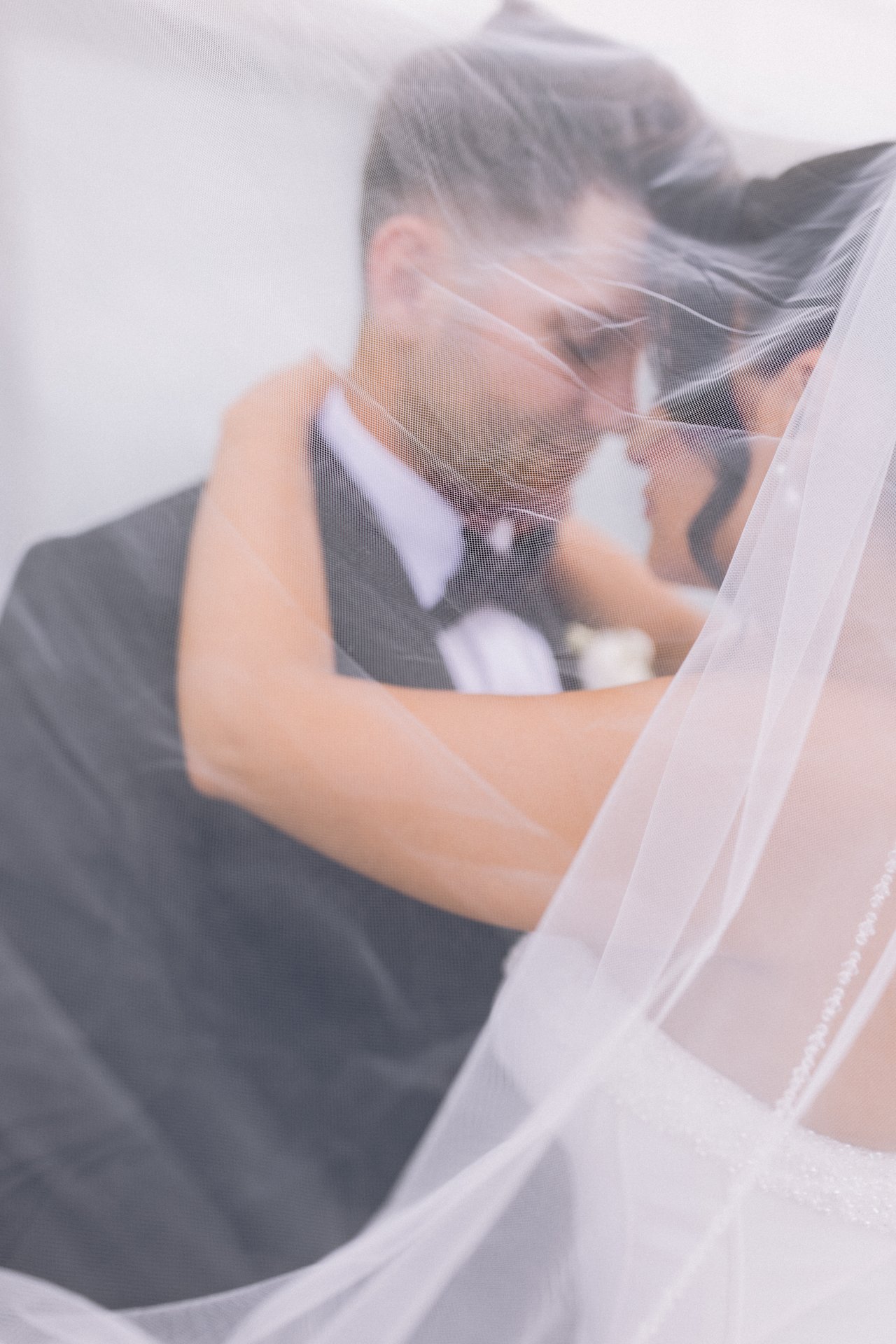 A kiss under the veil