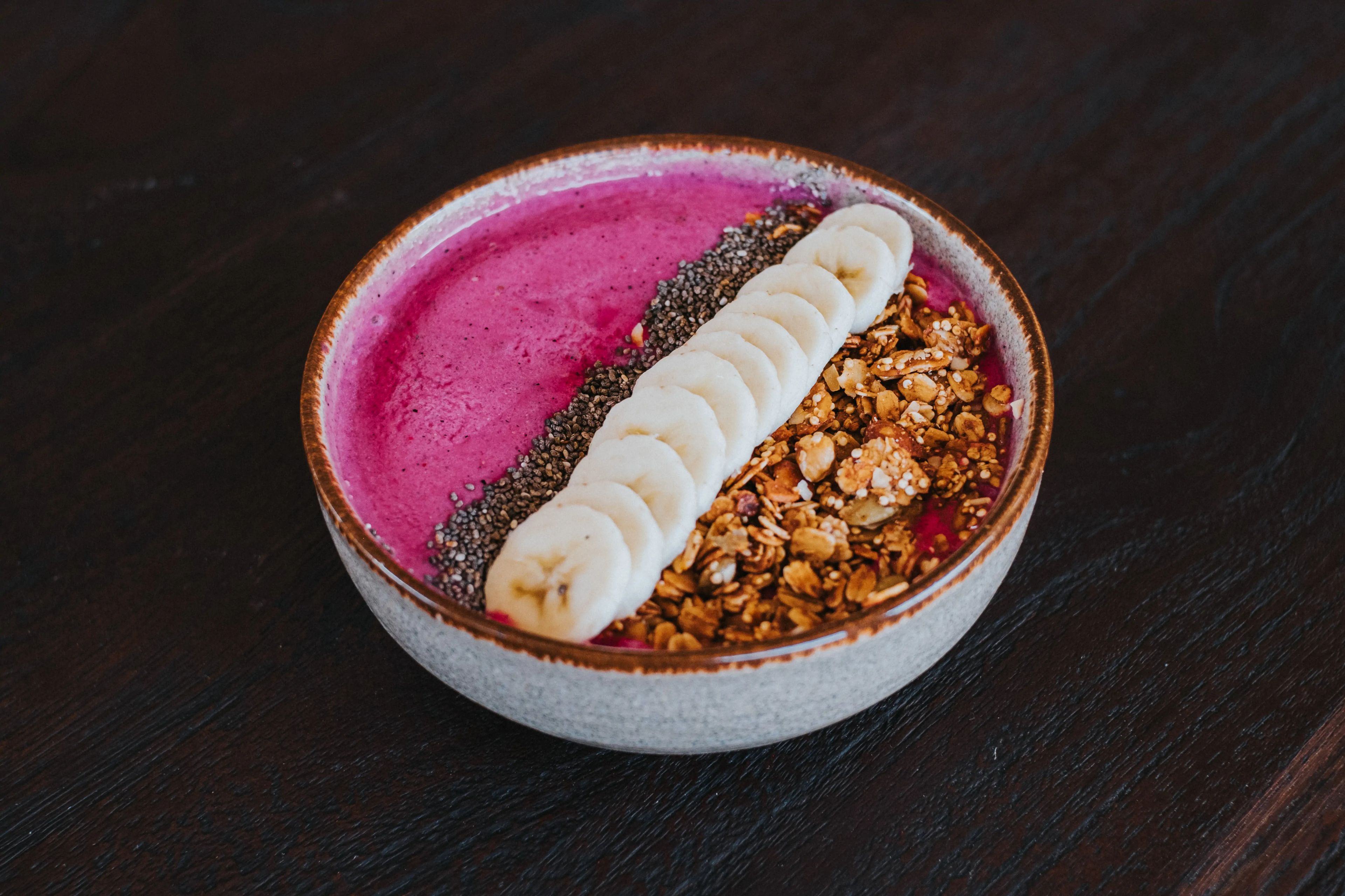 Berry pitaya smoothie bowl