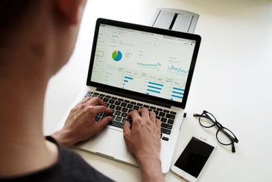 hombre escribiendo en la computadora comprobando si el sitio web es una estafa