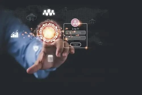 Person zeigt auf Glastechnologie-Bildschirm und untersucht Betrug