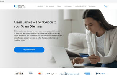 Captura de pantalla del sitio web ClaimJustice que muestra a una mujer mirando una computadora portátil con una tarjeta bancaria en la mano