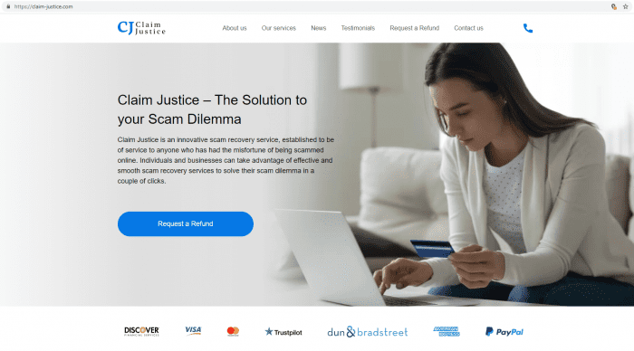 Tangkapan layar situs web ClaimJustice yang menunjukkan seorang wanita sedang melihat laptop dengan kartu bank di tangannya.