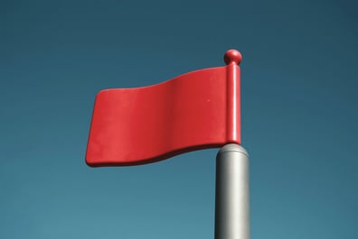 Bandera roja con cielo azul