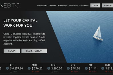 Page d'accueil du site Web OneBTC sur un voilier en pleine mer