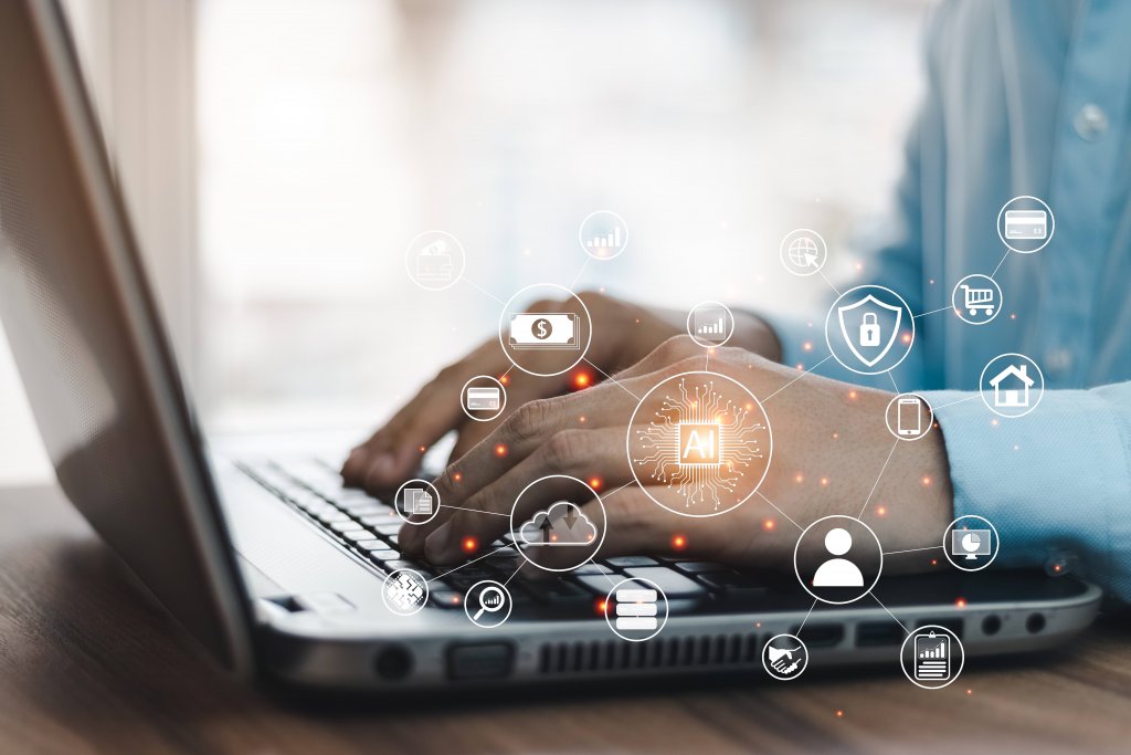 En man som utför en bakgrundskontroll på en bärbar dator med hjälp av OSINT-verktyg