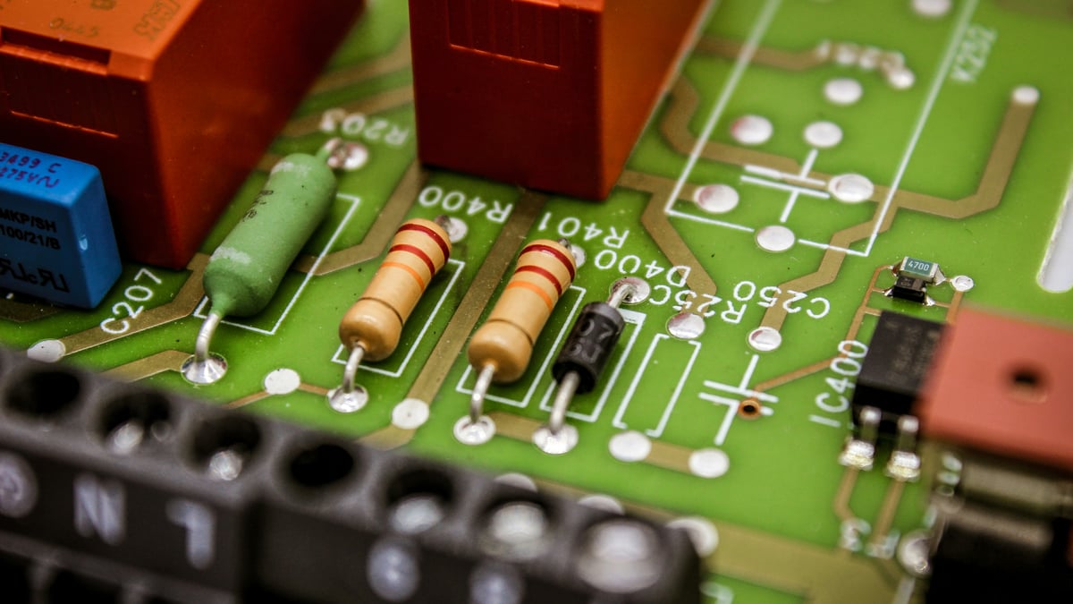 ReAct pattern: why LLM agents fail after 10 steps, and how to fix context overflow