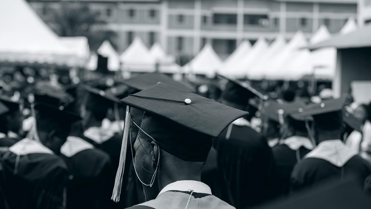 Graduates boo AI at ceremonies: warns of junior sales role collapse