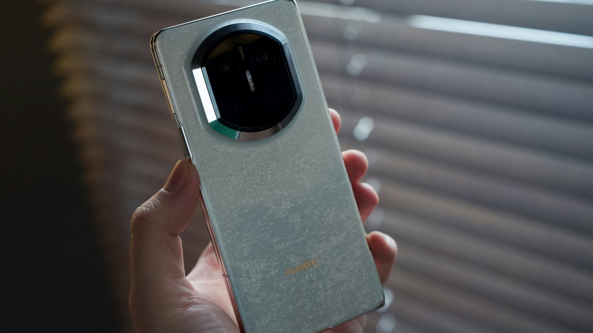 Tinder's AI Wants Your Camera Roll. Here's Why That's Terrifying.