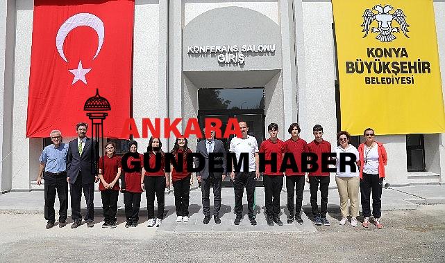 Niran Ünsal İzmir’de Sessizliği Bozdu