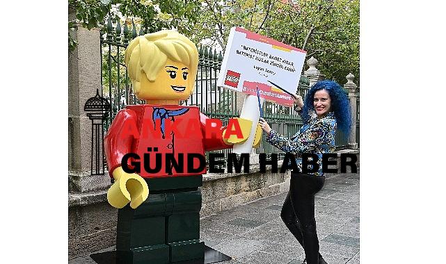 Dev LEGO® minifigürleri kızlara ilham vermek için sokağa çıktı!