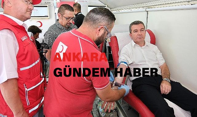 Bergama Belediye Başkanı Hakan Koştu, Kızılay’a destek için kan verdi