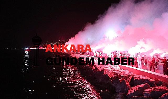 Gemlik’te binlerce meşale Cumhuriyet için yakıldı.