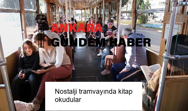 Nostalji tramvayında kitap okudular