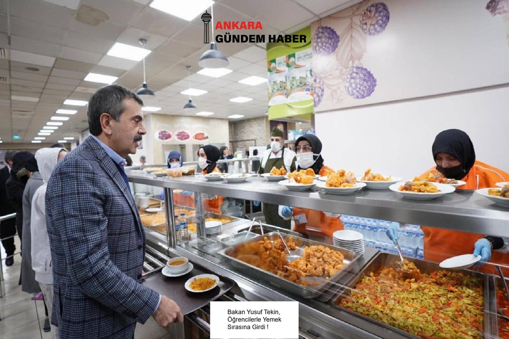 Bakan Yusuf Tekin, Öğrencilerle Yemek Sırasına Girdi !