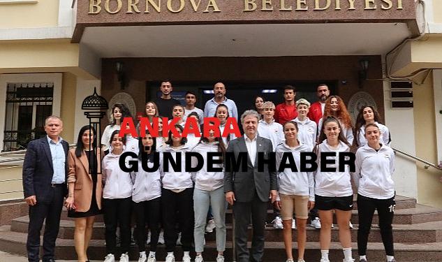 Lider İduğ, şampiyonları ağırladı