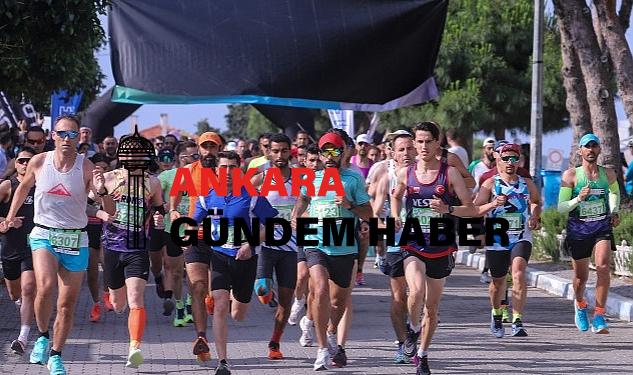 Ege’nin incisi Çeşme’de düzenlenen Salomon Çeşme Yarı Maratonu’nda birinciler muhakkak oldu