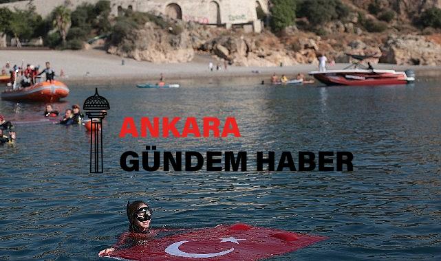 Dünya rekortmeni Şahika Ercümen Antalya’da 100. Yıl için dalış yaptı