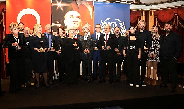 İsmet Küntay Tiyatro Ödülleri’nden Şehir Tiyatroları’na Cumhuriyetin 100. Yılı Özel Ödülü