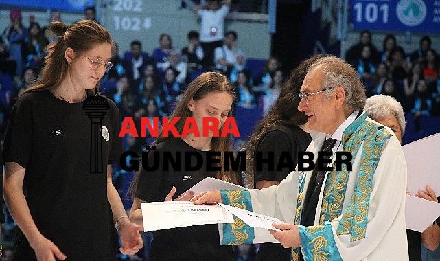 Üsküdar Üniversitesi 10. Mezunlarını uğurladı