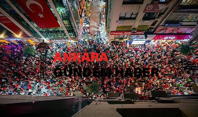 Binlerce Karşıyakalı Cumhuriyet aşkıyla sel oldu, sokaklara döküldü