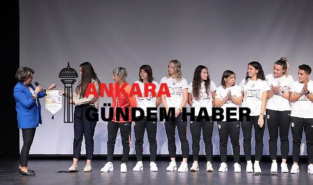 Çankaya’da Kadın Sporculardan Bayrak Teslimi