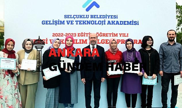 Merasimde kursiyerler sertifikalarını Selçuklu Belediye Lideri Ahmet Pekyatırmacı ve Selçuklu İlçe Ulusal Eğitim Müdürü Turan Kayacılar’ın elinden aldı