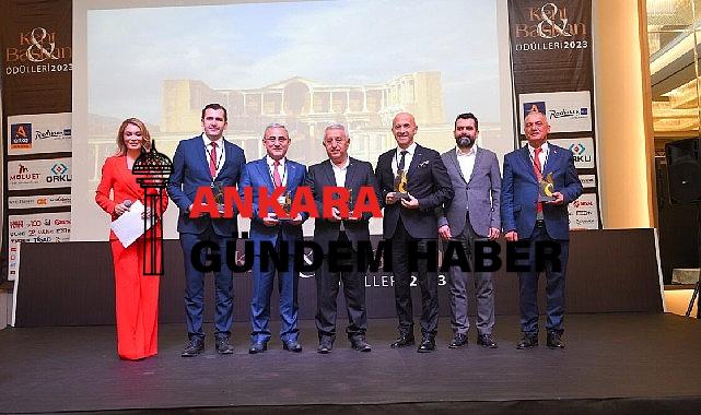 Başkan Batur’a Kent ve Başkan Ödülü