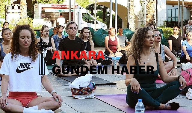 Karşıyaka’da en uzun güne yoga ile başladılar