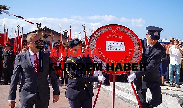 Ayvalıklılar cumhuriyetin 100.yıl dönümü için coşkuyla yürüdü